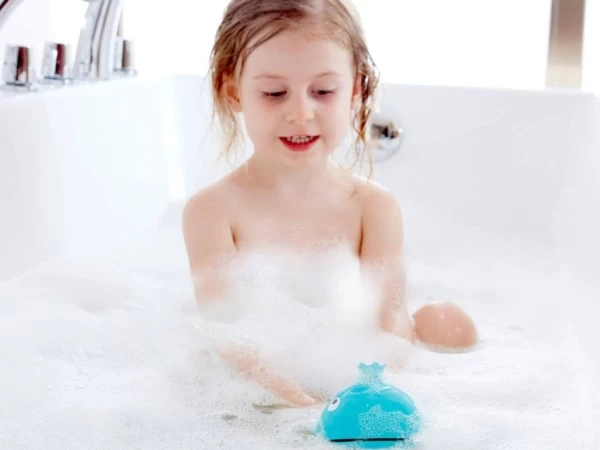 Hape Badespielzeug Seifenblasenwal – Bild 4